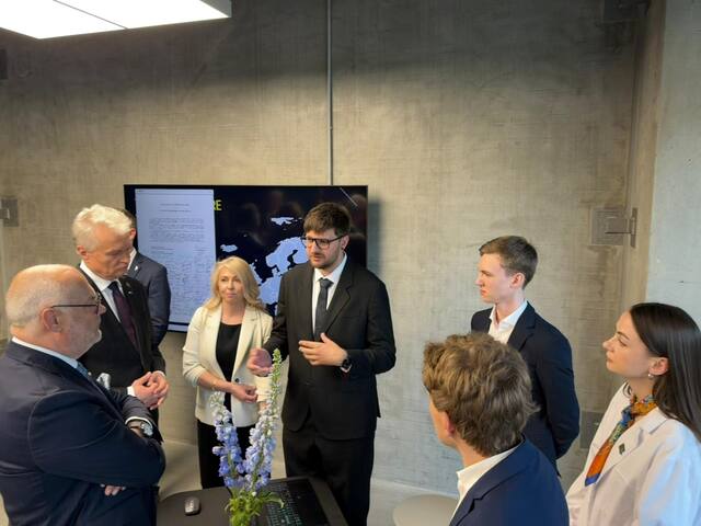 Presenting DNA data storage to the Presidents